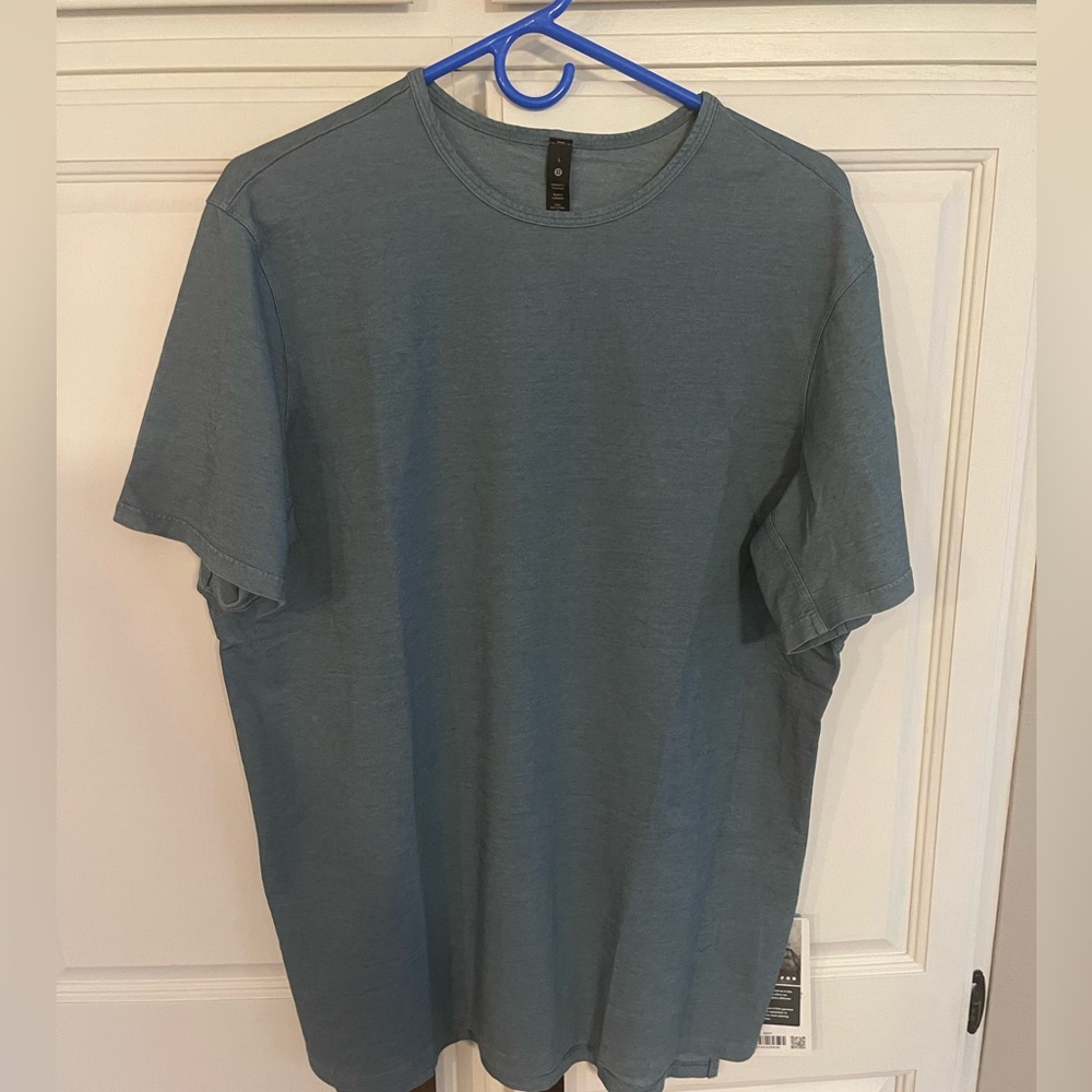 Never worn men’s Lululemon t-shirt